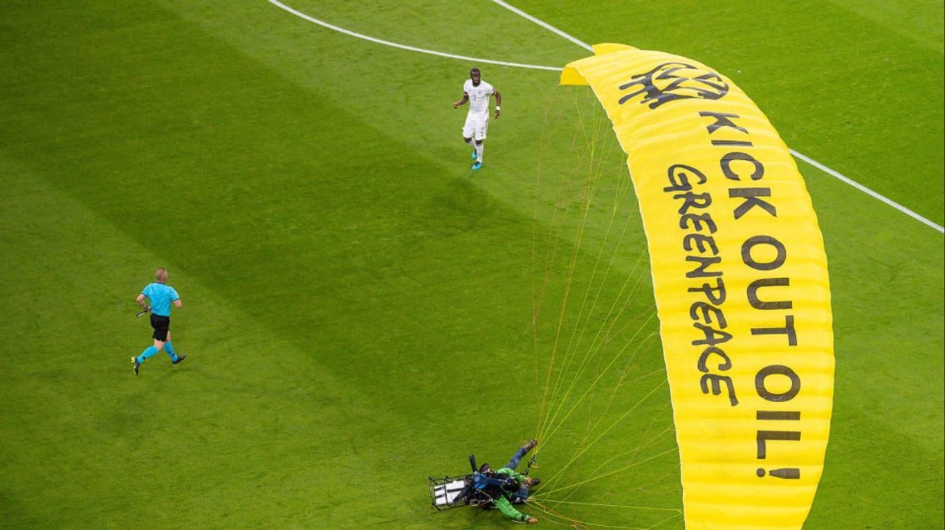 Während des EM-Spiels in München landete ein Greenpeace-Aktivist per Gleitschirm auf dem Rasen.