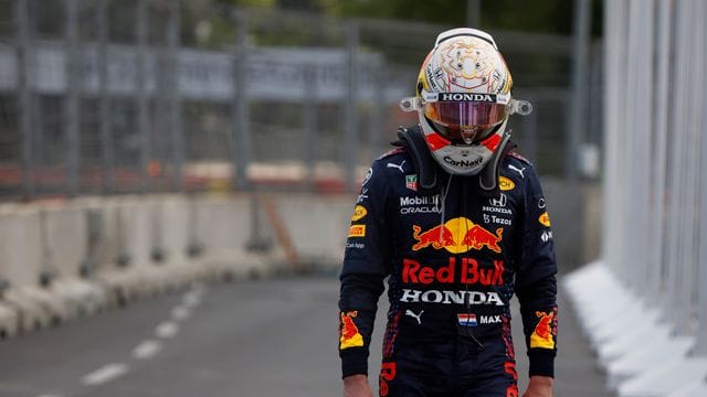 Verstappen verlässt die Rennstrecke, nachdem sein linker Hinterreifen in der 47.