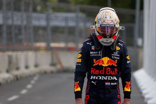 Verstappen verlässt die Rennstrecke, nachdem sein linker Hinterreifen in der 47.