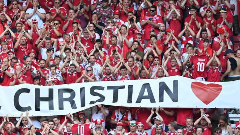 Die Fans im Stadion in Kopenhagen ehren ihren Fußball-Star Christian Eriksen.