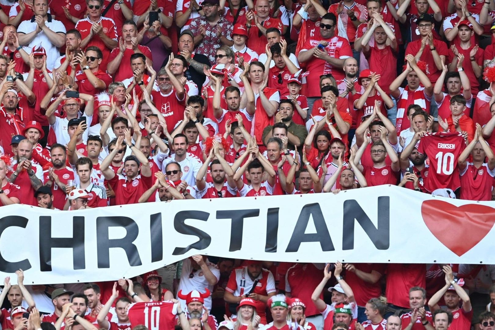 Die Fans im Stadion in Kopenhagen ehren ihren Fußball-Star Christian Eriksen.