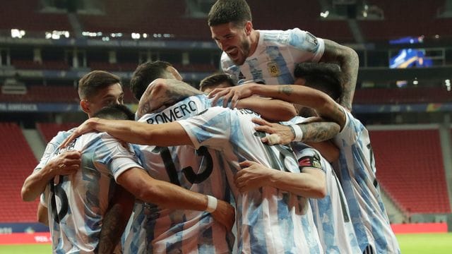 Spieler von Argentinien feiern den Führungstreffer ihrer Mannschaft gegen Uruguay.