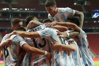 Spieler von Argentinien feiern den Führungstreffer ihrer Mannschaft gegen Uruguay.