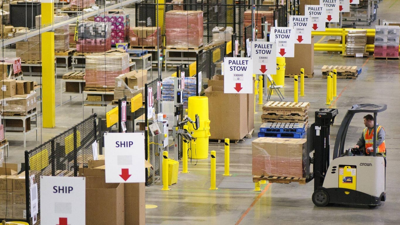 Ein Mitarbeiter in einem Amazon-Werk: Jobs wie diese sind für Bezos austauschbar. Mitarbeiter mit geringen Qualifikationen sollen bei Amazon keine Heimat finden.