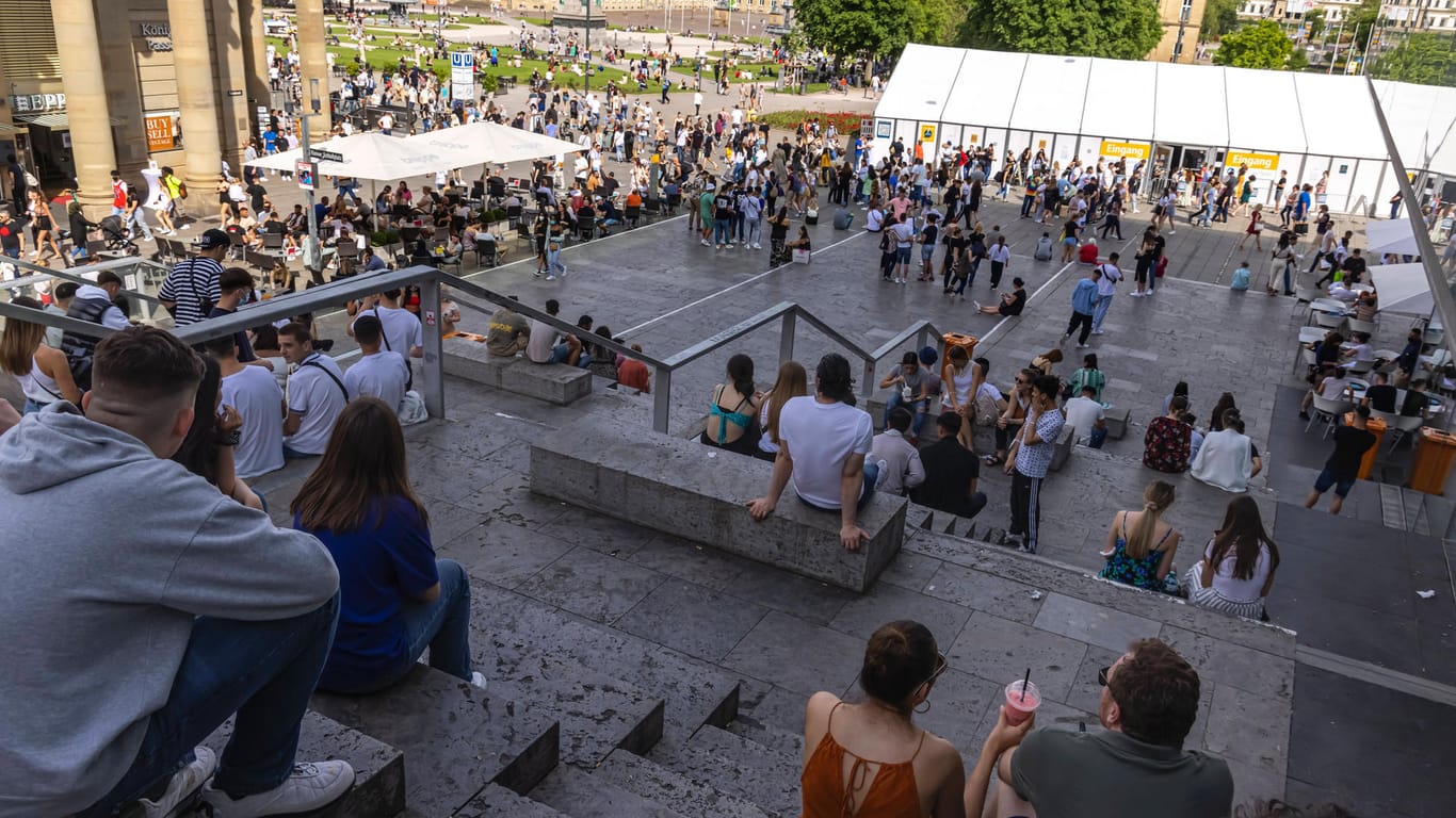 Zahlreiche Menschen im Bereich der Freitreppe in Stuttgart: Seit den Öffnungsschritten führen Ansammlungen vielerorts zu Konflikten mit Anwohnern und Polizei.