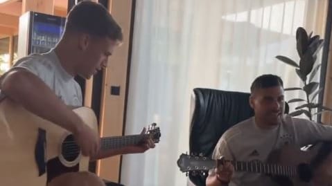 An der Gitarre: Joshua Kimmich und Kevin Volland.