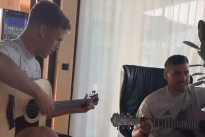 An der Gitarre: Joshua Kimmich und Kevin Volland.