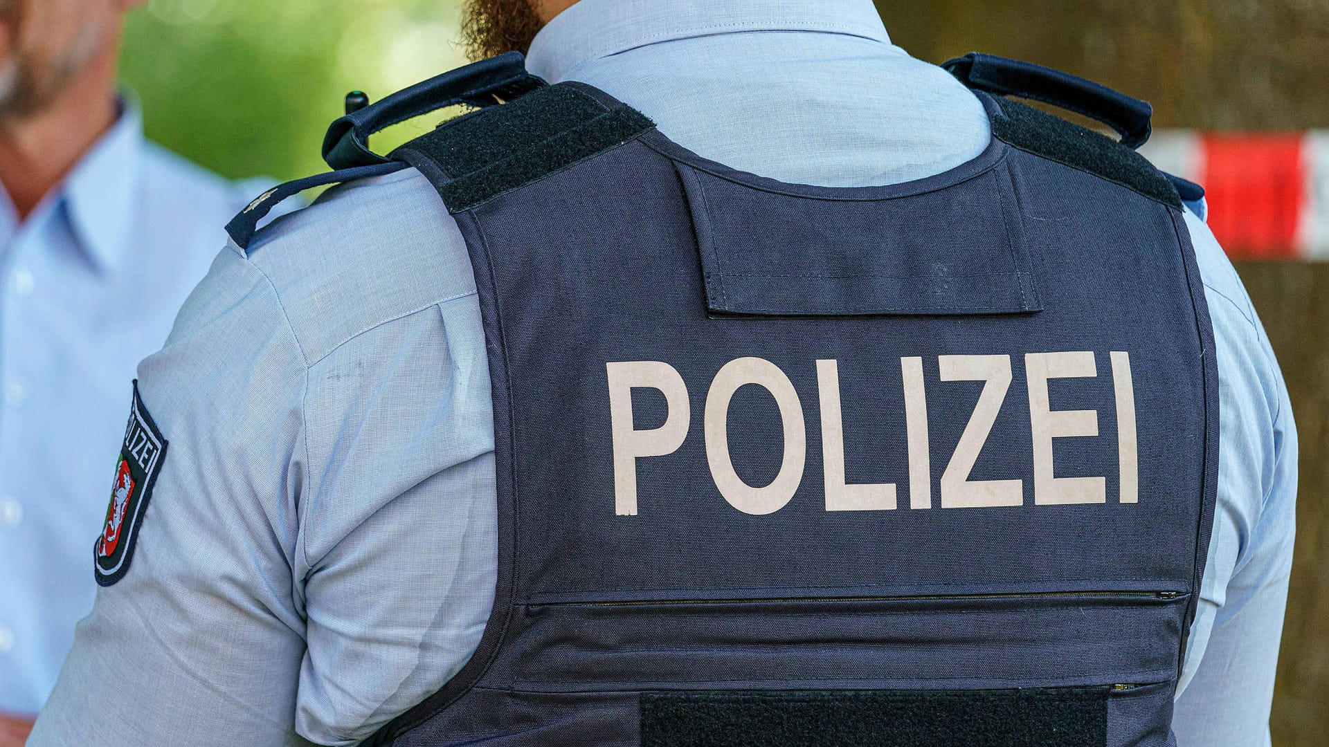 "Polizei" steht auf der Weste eines Beamten (Symbolbild): Bei den Durchsuchungen ging es um Verstöße gegen die Lebensmittelhygiene-Verordnung. "Polizei" steht auf der Weste eines Beamten (Symbolbild): Bei den Durchsuchungen ging es um Verstöße gegen die Lebensmittelhygiene-Verordnung.