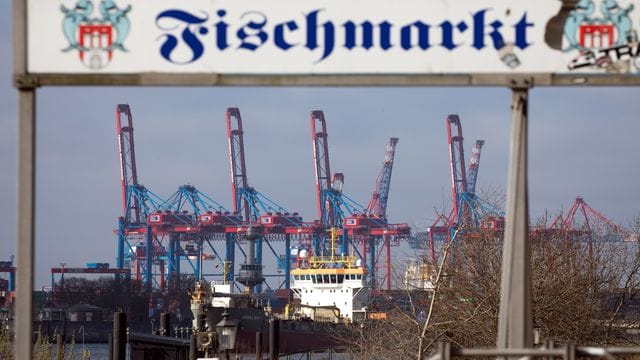 Eine der beliebtesten Attraktionen Hamburgs: Der Fischmarkt. Nun öffnet er wieder unter Corona-Auflagen. Eine der beliebtesten Attraktionen Hamburgs: Der Fischmarkt. Nun öffnet er wieder unter Corona-Auflagen.