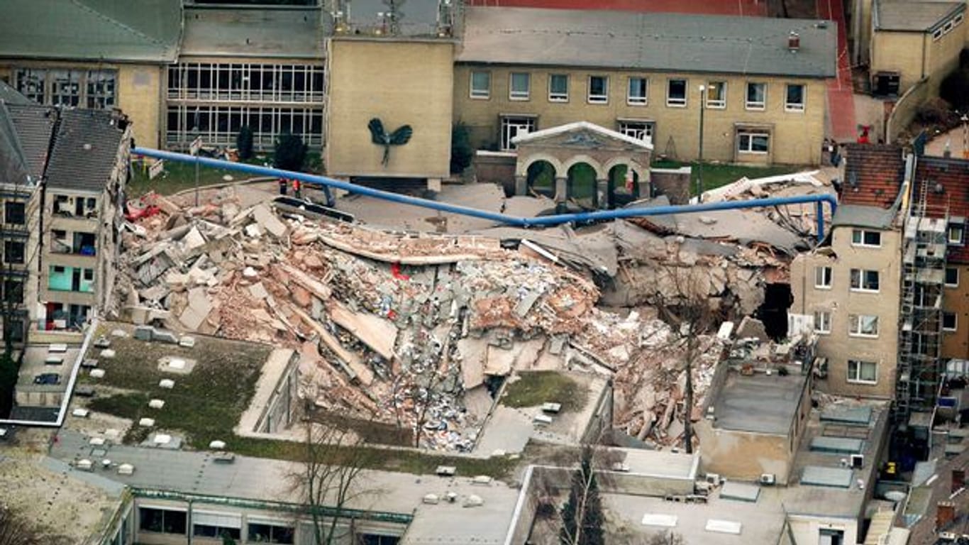 Trümmer liegen im Jahr 2009 an der Stelle, an der sich zuvor das Kölner Stadtarchiv befand (Archivbild): Der BGH will in dem Prozess nun zwei Freisprüche überprüfen.