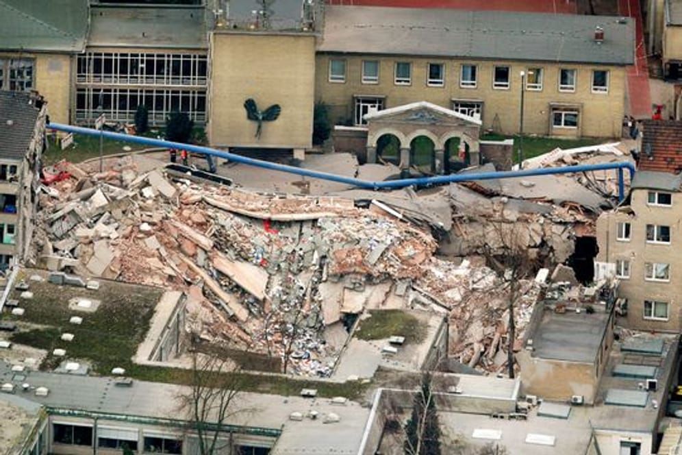 Trümmer liegen im Jahr 2009 an der Stelle, an der sich zuvor das Kölner Stadtarchiv befand (Archivbild): Der BGH will in dem Prozess nun zwei Freisprüche überprüfen.
