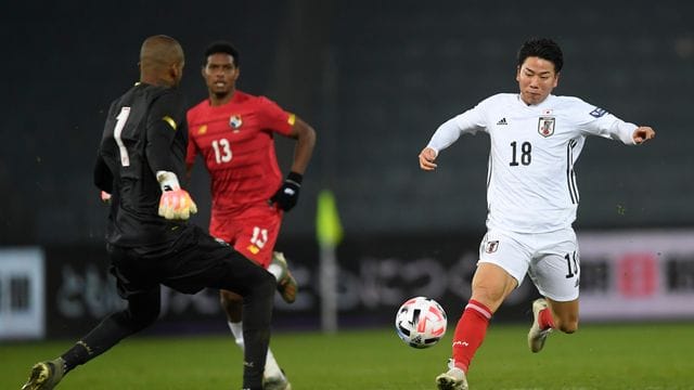 Der japanische Nationalspieler Takuma Asano (r) kommt nach Bochum.