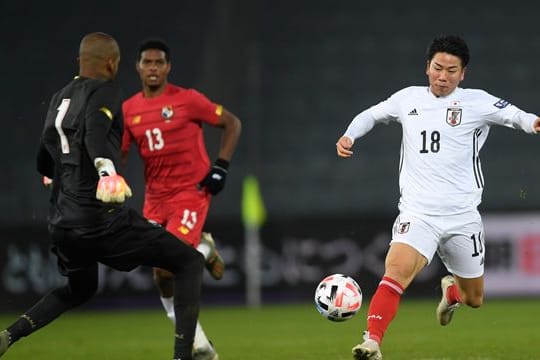Der japanische Nationalspieler Takuma Asano (r) kommt nach Bochum.