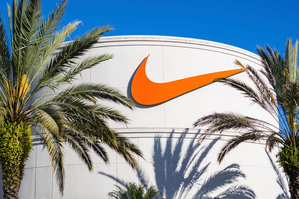 Das Nike-Logo (Symbolbild): Bei dem Sportartikelhändler sind aktuell besonders Lauf- und Wanderschuhe gefragt – die Lockerungen des Lockdowns werden spürbar.