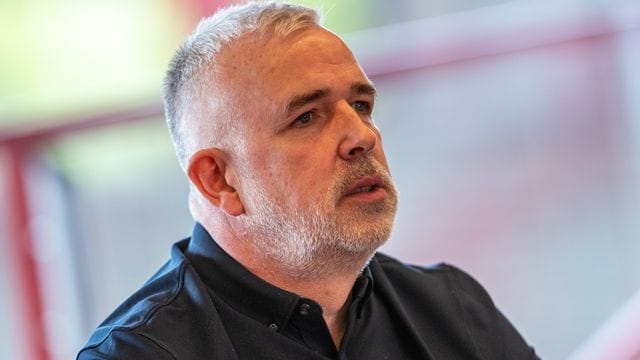 Macht sich für die Zulassung von Stehplätzen bei internationalen Spielen stark: dirk Zingler, Präsident vom 1. Macht sich für die Zulassung von Stehplätzen bei internationalen Spielen stark: dirk Zingler, Präsident vom 1.