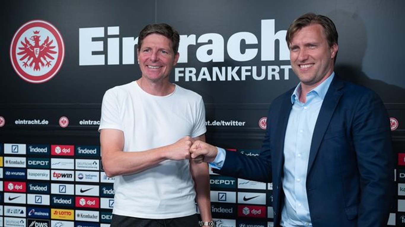 Sportvorstand Markus Krösche begrüßt Frankfurts neuen Trainer Oliver Glasner (l).