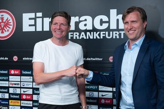 Sportvorstand Markus Krösche begrüßt Frankfurts neuen Trainer Oliver Glasner (l).