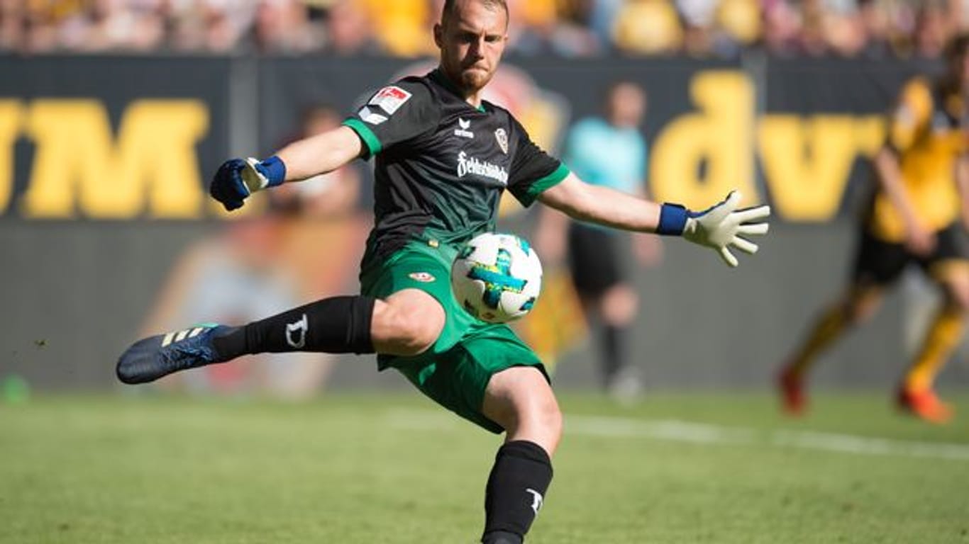 Torwart Marvin Schwäbe, 2018 im Trikot von Dynamo Dresden, beim Abschlag.
