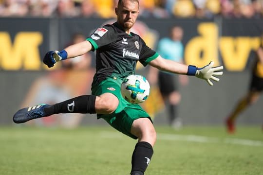 Torwart Marvin Schwäbe, 2018 im Trikot von Dynamo Dresden, beim Abschlag.