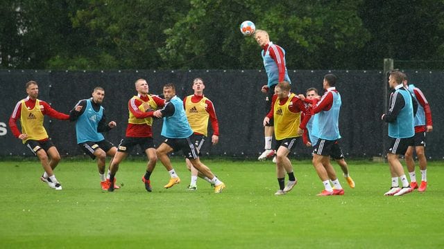 Timo Baumgartl beim Kopfball.