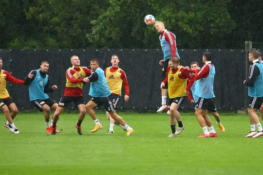 Timo Baumgartl beim Kopfball.