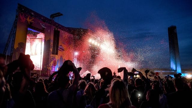 Menschen feiern beim "Lollapalooza"-Festival in Berlin (Archivbild): Das Event fand zuletzt 2019 statt. Menschen feiern beim "Lollapalooza"-Festival in Berlin (Archivbild): Das Event fand zuletzt 2019 statt.