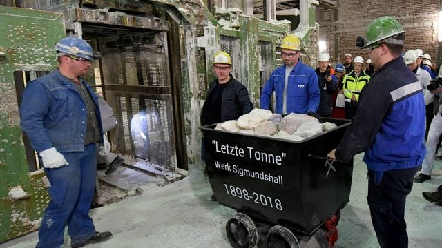 Bergleute neben dem letzten Förderwagen mit Salz, der aus dem Kali-Bergwerk Sigmundshall gefördert wurde: 2018 wurde der Betrieb im Bergwerk eingestellt. Bergleute neben dem letzten Förderwagen mit Salz, der aus dem Kali-Bergwerk Sigmundshall gefördert wurde: 2018 wurde der Betrieb im Bergwerk eingestellt.