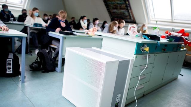 Ein Luftfiltergerät steht in einem Fachraum des Alten Gymnasiums in Oldenburg.