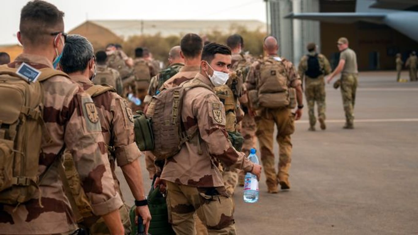 Französische Soldaten auf ihrer Basis in Gao: Frankreich hatte Anfang Juni seine gemeinsamen militärischen Einsätze mit Mali zeitweise ausgesetzt und nach dem jüngsten Putsch Garantien für den politischen Übergang gefordert.