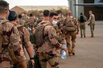 Französische Soldaten auf ihrer Basis in Gao: Frankreich hatte Anfang Juni seine gemeinsamen militärischen Einsätze mit Mali zeitweise ausgesetzt und nach dem jüngsten Putsch Garantien für den politischen Übergang gefordert.