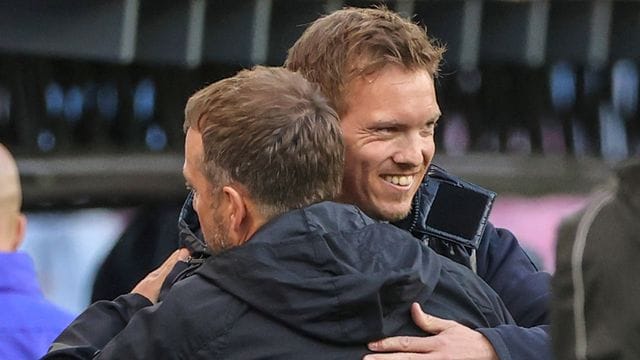 Julian Nagelsmann (r) folgt beim FC Bayern auf Hansi Flick. Julian Nagelsmann (r) folgt beim FC Bayern auf Hansi Flick.