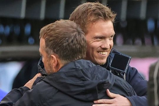 Julian Nagelsmann (r) folgt beim FC Bayern auf Hansi Flick.