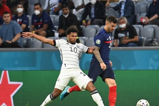 Der Franzose Lucas Hernández (r) erlitt einen Meniskuseinriss.