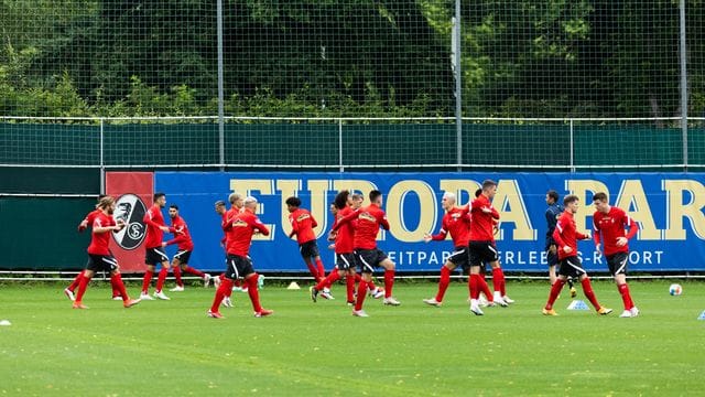 Der SC Freiburg ist mit 22 Spielern in die Saison-Vorbereitung gestartet. Der SC Freiburg ist mit 22 Spielern in die Saison-Vorbereitung gestartet.