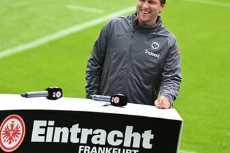 Markus Krösche, neuer Sportvorstand von Eintracht Frankfurt, gibt am Rande des Trainingsauftakts ein Interview für das Vereins-TV.