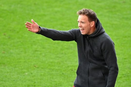 Trainer Julian Nagelsmann coacht sein Team aktiv vom Spielfeldrand aus.