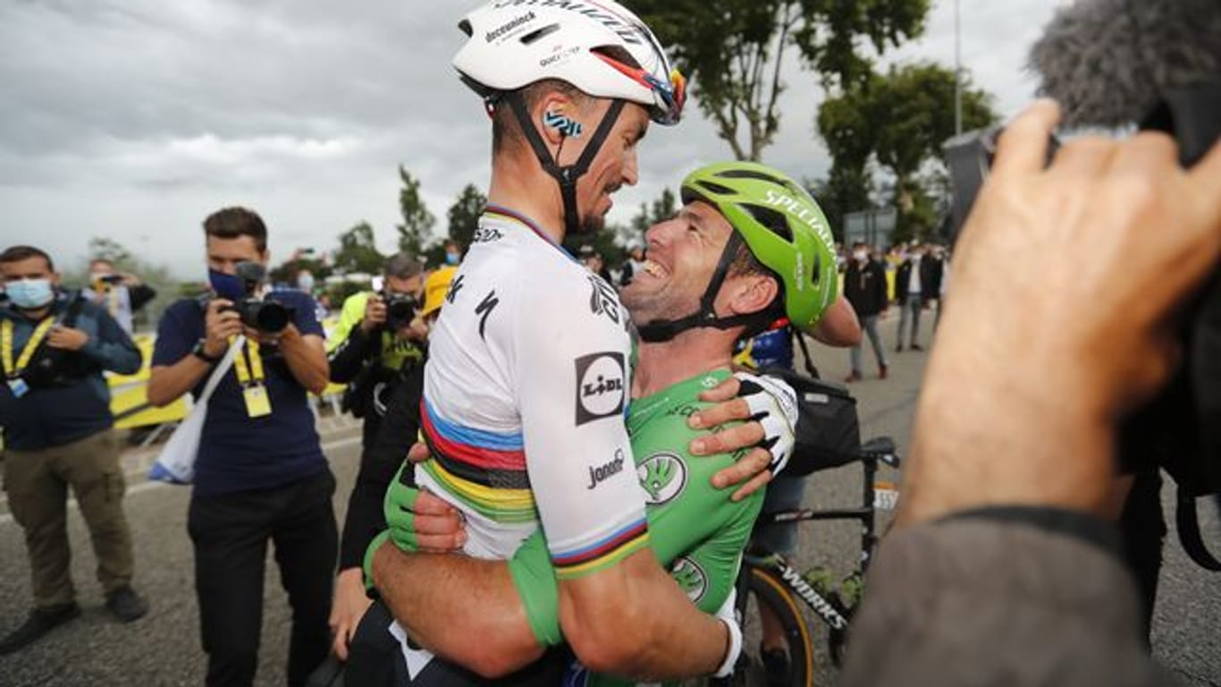Dank an den Weltmeister: Mark Cavendish (r) feiert nach seinem 33.