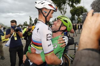 Dank an den Weltmeister: Mark Cavendish (r) feiert nach seinem 33.