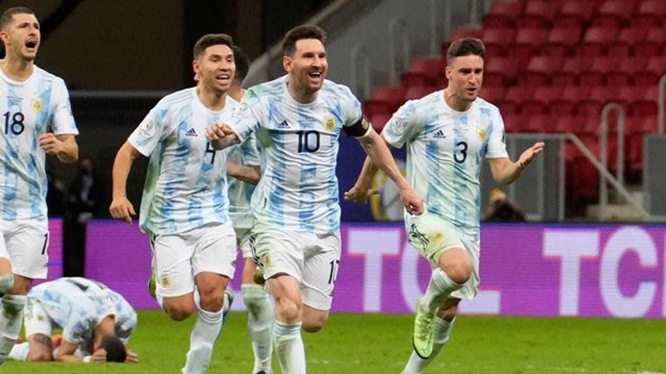 Lionel Messi (vorne) und Teamkollegen feiern den Sieg gegen Kolumbien im Elfmeterschießen.