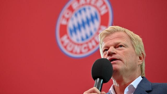 Oliver Kahn, Vorstandsvorsitzender der FC Bayern München AG, spricht auf dem Podium. Oliver Kahn, Vorstandsvorsitzender der FC Bayern München AG, spricht auf dem Podium.