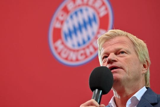 Oliver Kahn, Vorstandsvorsitzender der FC Bayern München AG, spricht auf dem Podium.