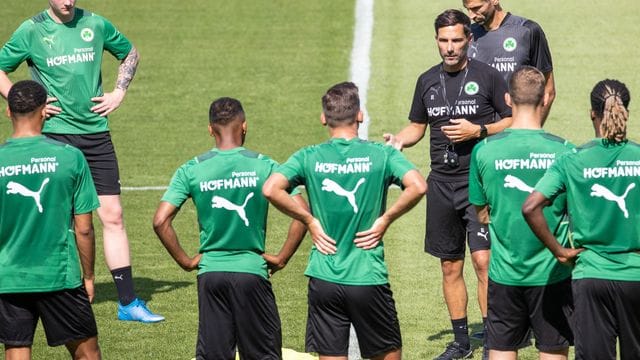 Fürths Trainer Stefan Leitl spricht mit seinen Spielern.