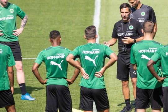 Fürths Trainer Stefan Leitl spricht mit seinen Spielern.
