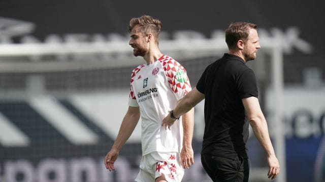Alexander Hack (l) spielt bereits seit 2014 bei den Mainzern.