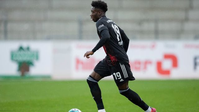 Bayern Münchens Alphonso Davies hat sich am Knöchek verletzt.