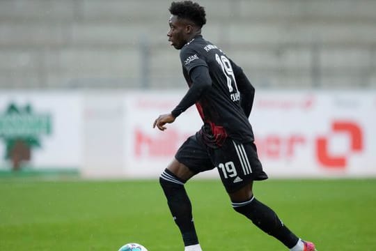Bayern Münchens Alphonso Davies hat sich am Knöchek verletzt.