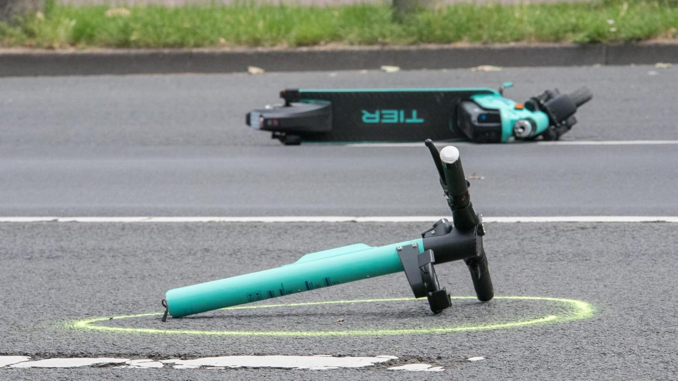 Ein E-Scooter liegt auf der Straße: Das Gerät wurde in zwei Teile geteilt.