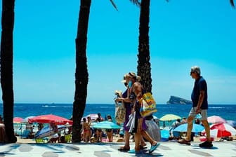 Strand im spanischen Benidorm: Wegen stark steigender Corona-Infektionszahlen stuft die Bundesregierung am Sonntag ganz Spanien als Risikogebiet ein.