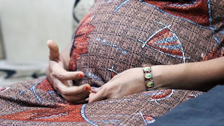 Eine Leihmutter im indischen Anand: Künftig dürfen auch gleichgeschlechtliche Paare in Israel mithilfe von Leihmüttern Kinder bekommen. (Symbolbild).