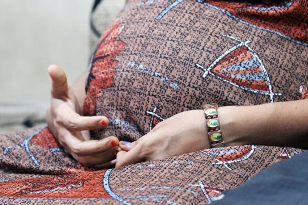 Eine Leihmutter im indischen Anand: Künftig dürfen auch gleichgeschlechtliche Paare in Israel mithilfe von Leihmüttern Kinder bekommen. (Symbolbild).